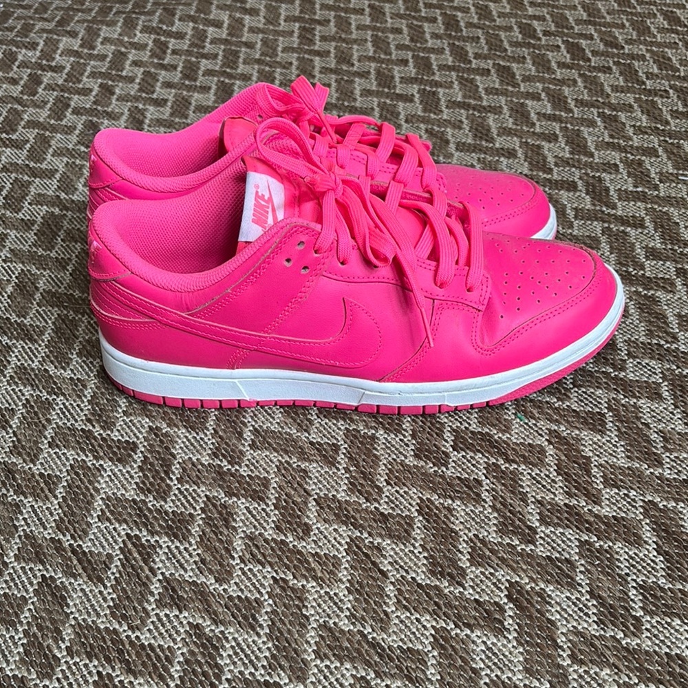 Women’s Dunk Low Nike Pink Sneakers Sleek Low-Top Design
